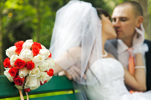 花束与模糊亲吻新郎新娘图片下载