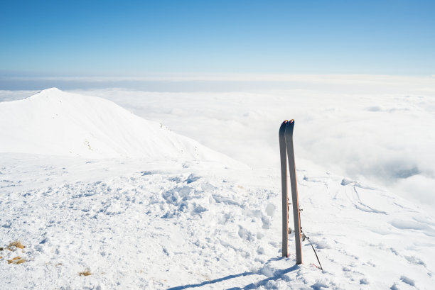 山顶有登山设备图片下载