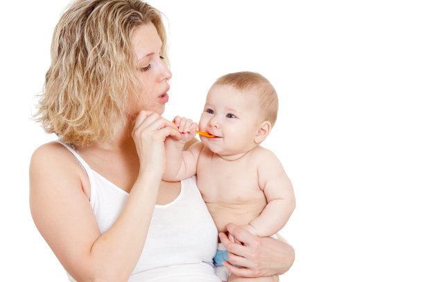 母亲用勺子喂她的婴儿图片下载