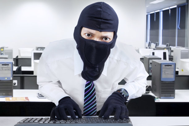 戴着面具窃取信息的商人图片下载