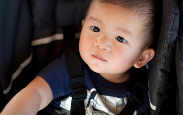 小个子男人坐在婴儿车里图片下载