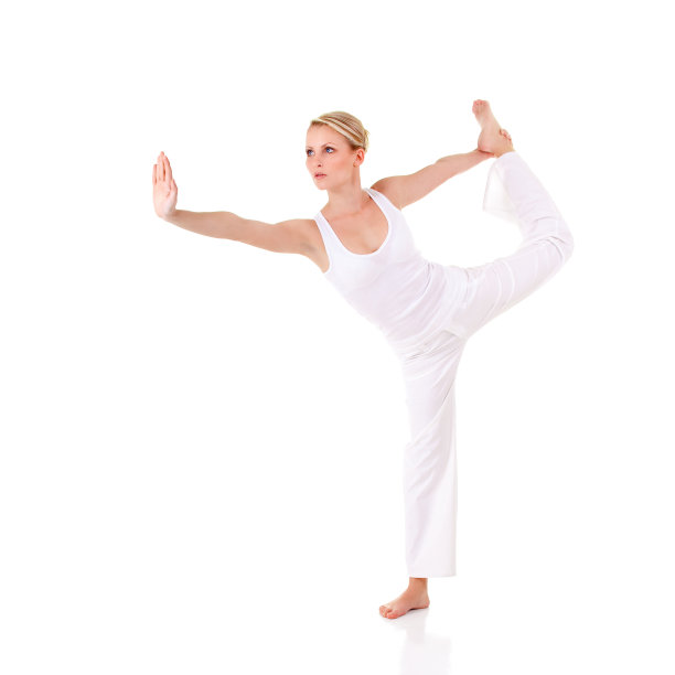 一个年轻的金发女人在做瑜伽姿势图片下载