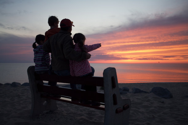 一家人坐在长椅上看日落图片下载