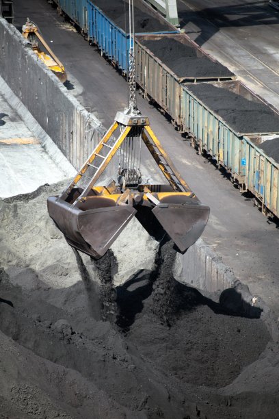 卸货砾石。图片下载