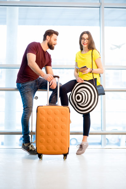 机场的一对夫妇图片下载