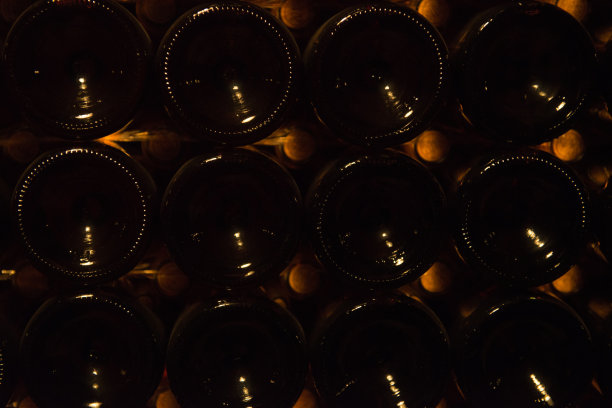 堆叠的酒瓶和软木塞图片下载