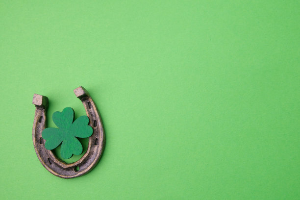圣帕特里克节，幸运符。绿树和三叶草在绿色背景上图片下载