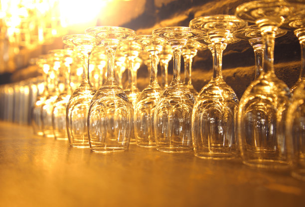 晚上在酒吧的木质柜台喝玻璃杯图片下载