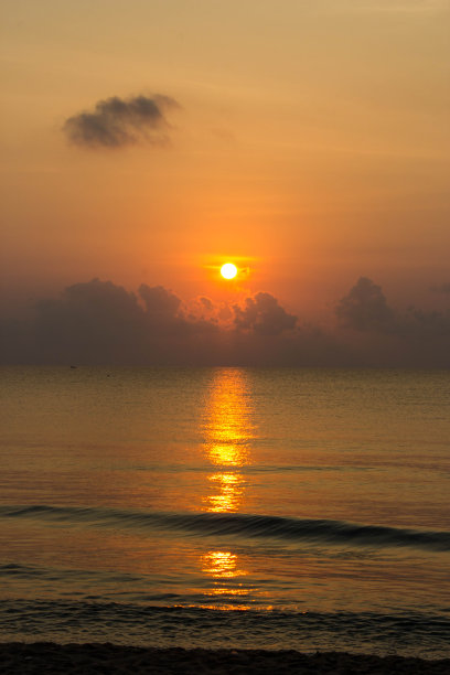 泰国普拉楚布基里汗邦古海滩的日出。素材图片