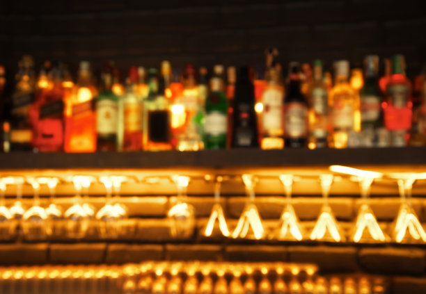 把酒吧里的酒瓶和玻璃杯弄模糊图片下载