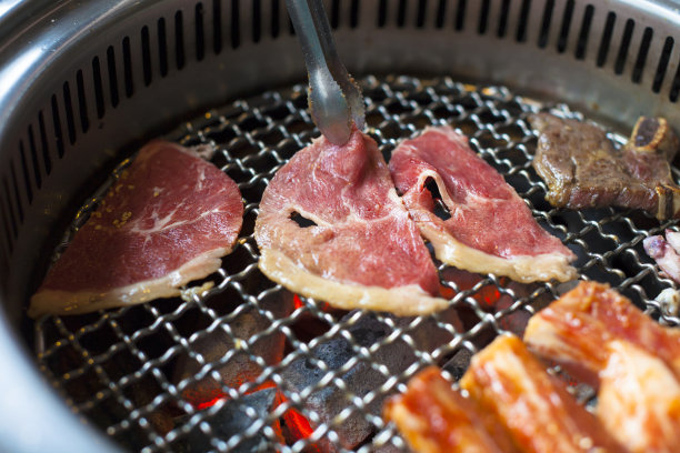 烤肉架上的肉的特写图片下载