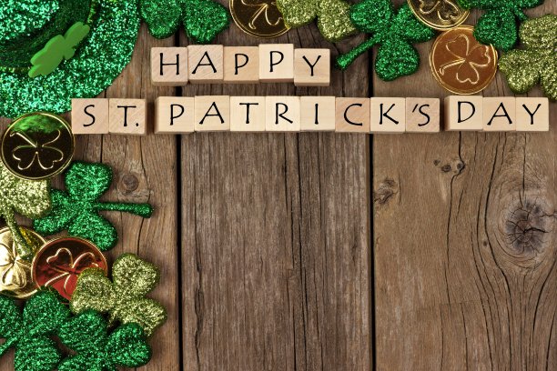 圣帕特里克节木块装饰在乡村木材上图片下载