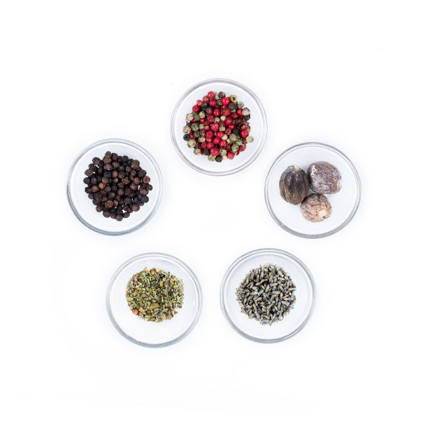 上面有五种不同的干香料图片下载