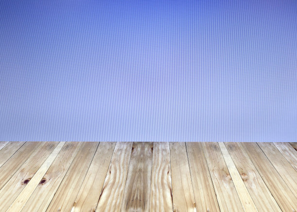宽阔的木板和蓝色模糊的背景。图片下载