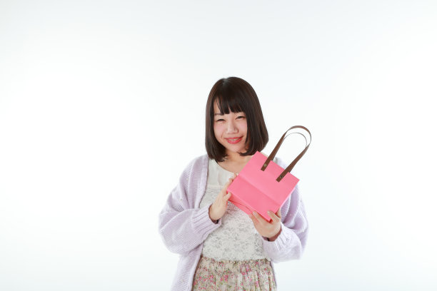 有一个纸袋的女人图片下载