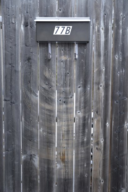 风化的篱笆上的邮箱图片下载