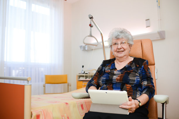 老女人在康复病房玩电子平板电脑图片下载