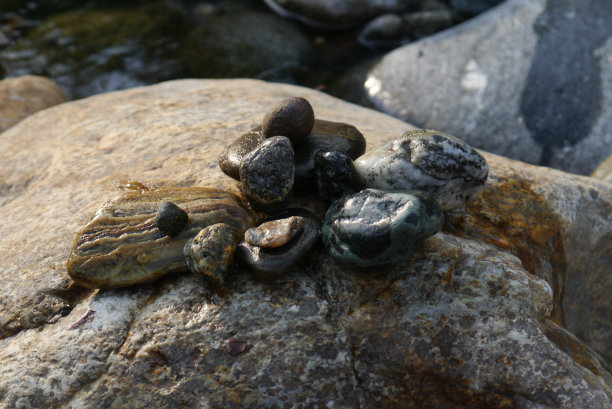 石头砸在河水上图片下载