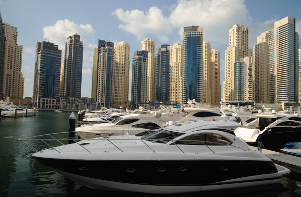 迪拜码头的游艇图片下载
