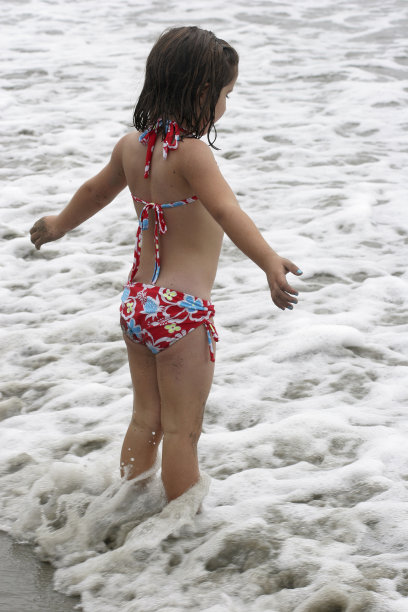 站在海里的女孩图片下载