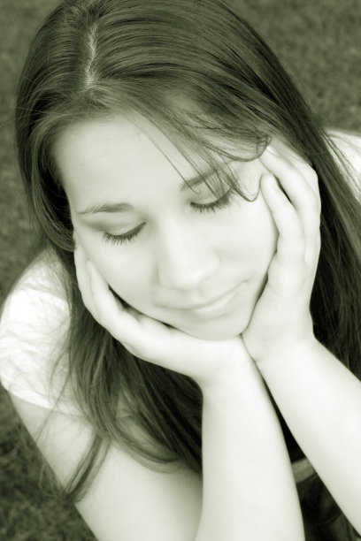 伤心的女孩图片下载