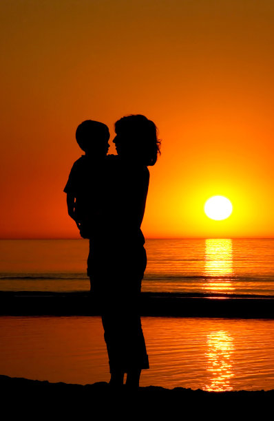 日落时分的母亲和儿子图片下载