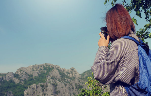 年轻的女孩在拍摄令人惊叹的风景图片下载