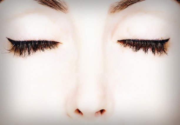 闭上眼睛图片下载