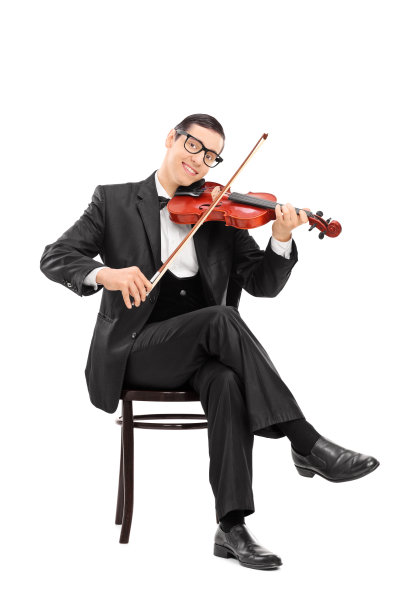 年轻的小提琴手坐在椅子上拉小提琴图片下载