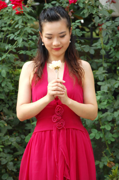 玫瑰花园里的女孩图片下载