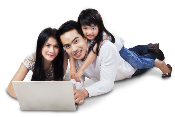 有吸引力的家庭和笔记本电脑在工作室图片下载