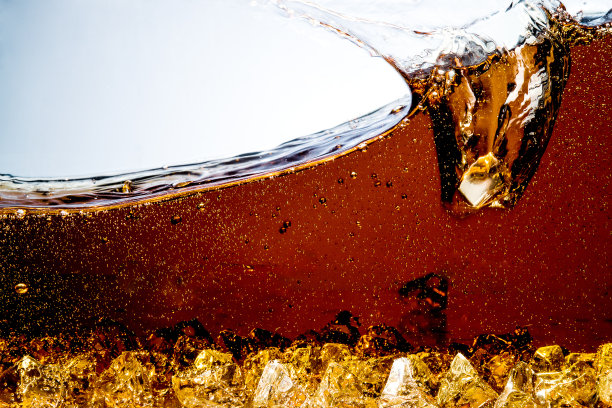 可乐加冰。飞溅图片下载