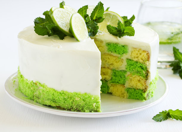 国际象棋蛋糕加开心果和酸橙。图片下载