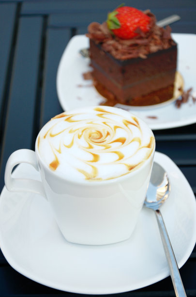 一杯咖啡和一块巧克力蛋糕图片下载