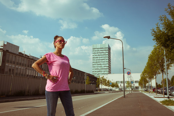 一个漂亮女孩在街上摆姿势的肖像图片下载