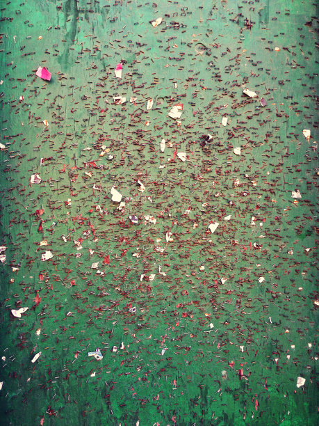 钉有生锈书钉的木板图片下载