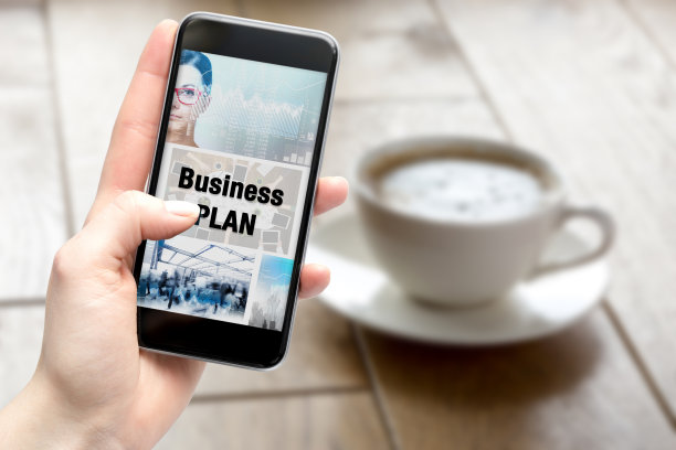 智能手机屏幕上的商业计划。图片下载