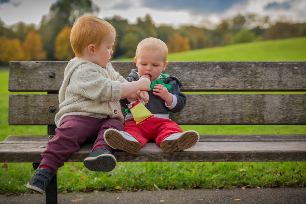 坐在公园长椅上的幼儿图片下载