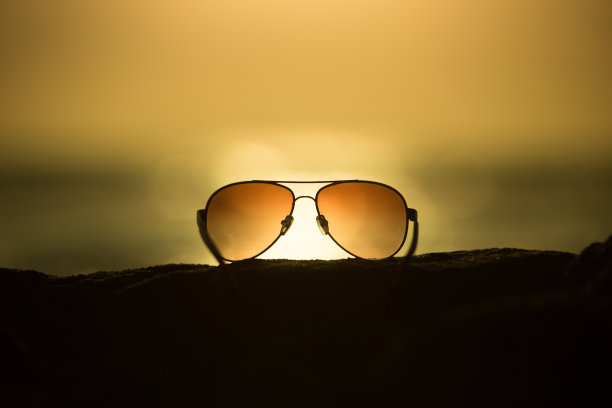 太阳镜在日落时分图片下载