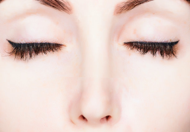 闭上眼睛图片下载