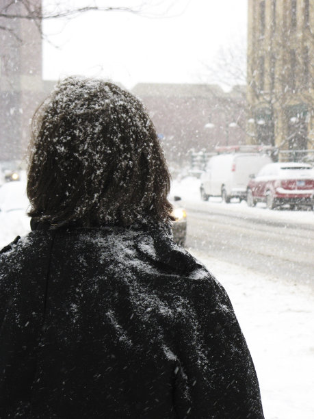 在暴风雪中等待的人图片下载