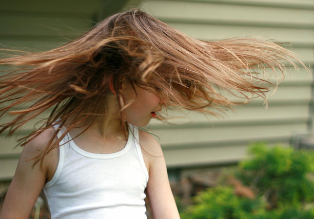 头发蓬乱的女孩图片下载