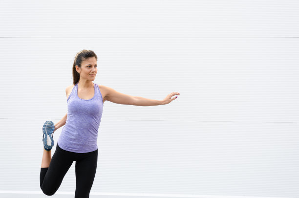 穿着运动服的女孩伸展肌肉图片下载