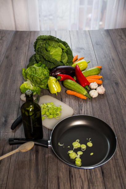 新鲜切碎的韭菜。图片下载