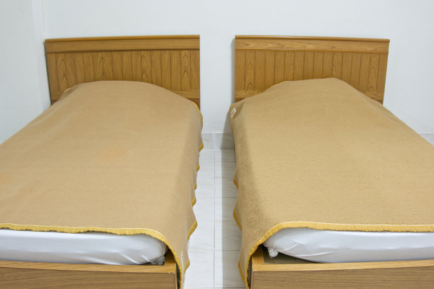 酒店的双人床和白色床垫上的毯子图片下载