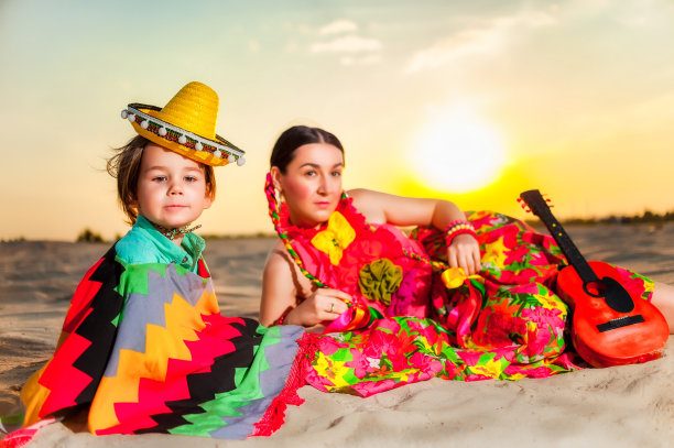 妈妈和儿子在夏天日落的墨西哥玩图片下载