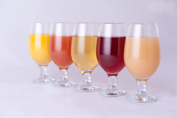 五杯果汁在白色背景图片下载