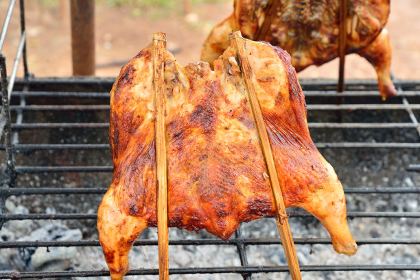 在燃烧的烤架上烤鸡腿图片下载
