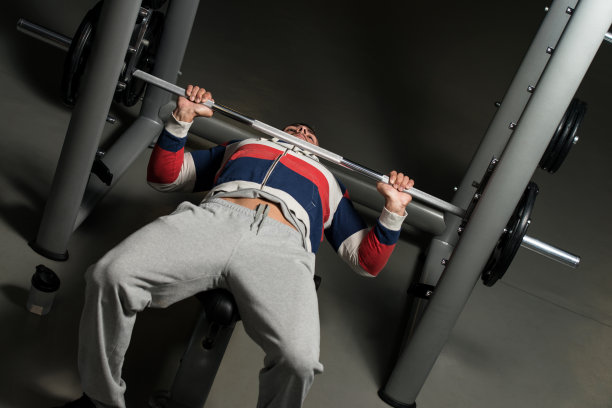 举重运动员在Benchpress图片下载