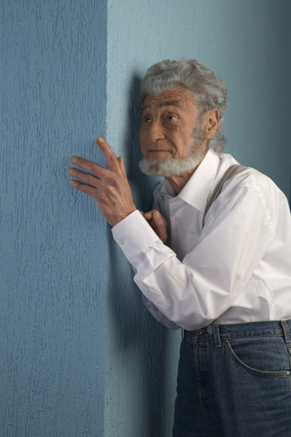 老人把手放在墙上图片下载